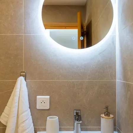 Perfectly Placed Petite Pad! 아파트 *