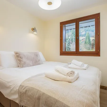 Perfectly Placed Petite Pad! 아파트 *