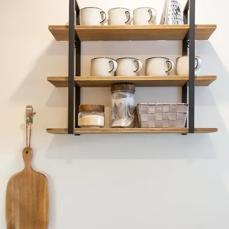 아파트 Perfectly Placed Petite Pad! 모르진