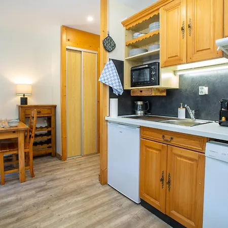 아파트 Perfectly Placed Petite Pad! *